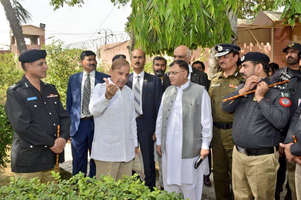 وزیر اعظم نے پاکستان بھر میں قیدیوں کی سزا میں کمی کر دی