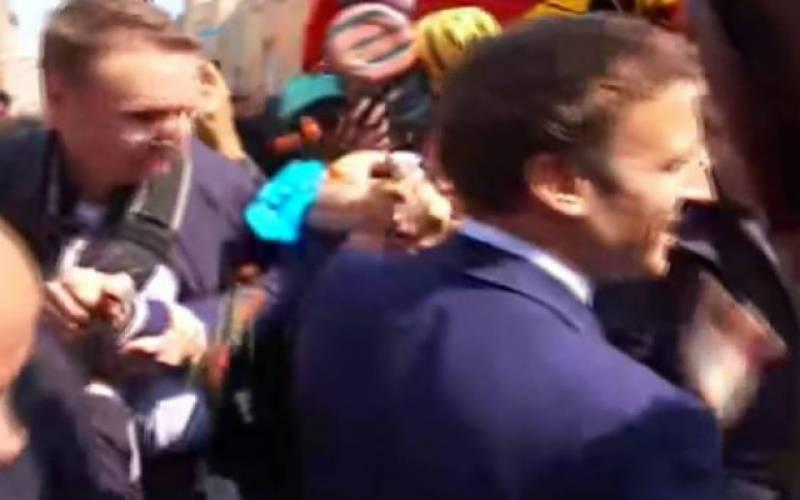 فرانس نومنتخب صدر کا ٹماٹروں سے استقبال