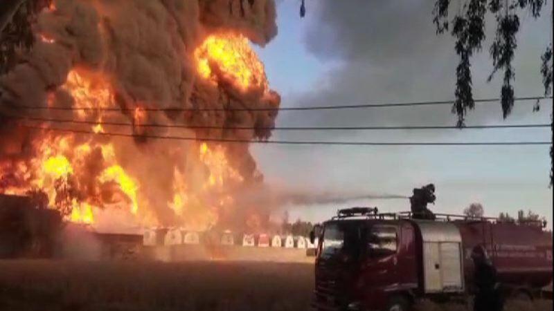 نوشہرہ: تارو آئل ٹینکرز ڈپو میں خوفناک آگ بھڑک اٹھی