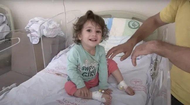 دو سالہ بچی نے حملہ آور سانپ کو دانتوں سے کاٹ کر مار ڈالا