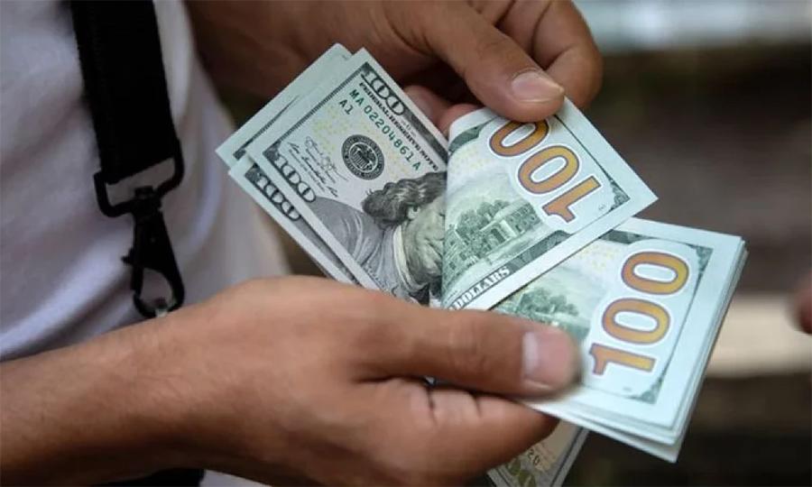 روپے کے مقابلے امریکی ڈالر کی قیمت میں 12 روپے کی کمی
