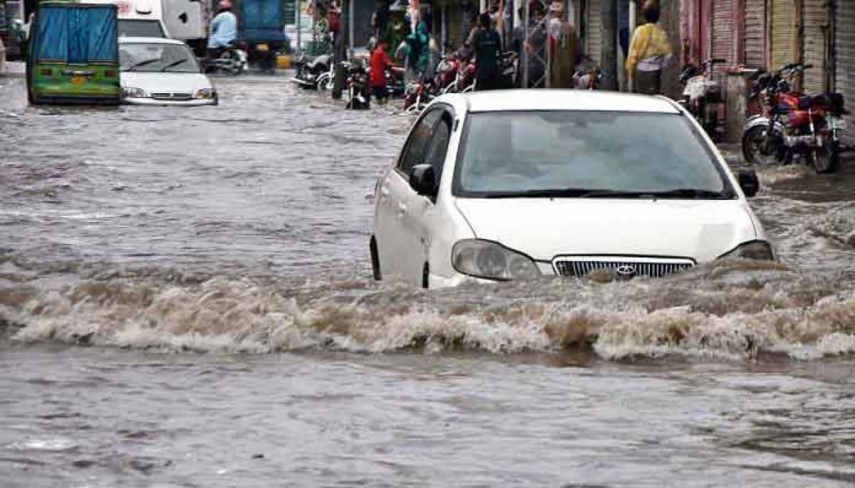 Peshawar experiences heavy rain early morning