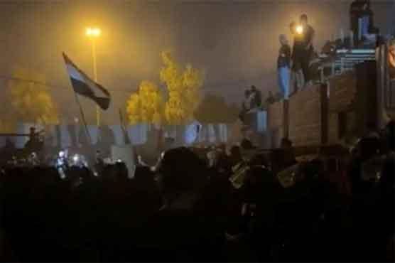 قرآن نذر آتش کرنے پر مظاہرین نے عراق میں سویڈن سفارت خانے کو آگ لگا دی