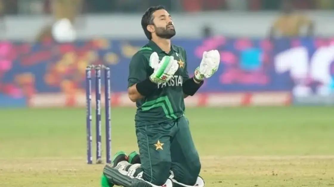 پاکستانی وکٹ کیپر محمد رضوان کی طرف سے گراؤنڈ میں نماز ادا کرنے پر انڈین وکیل کی آئی سی سی کو شکایت