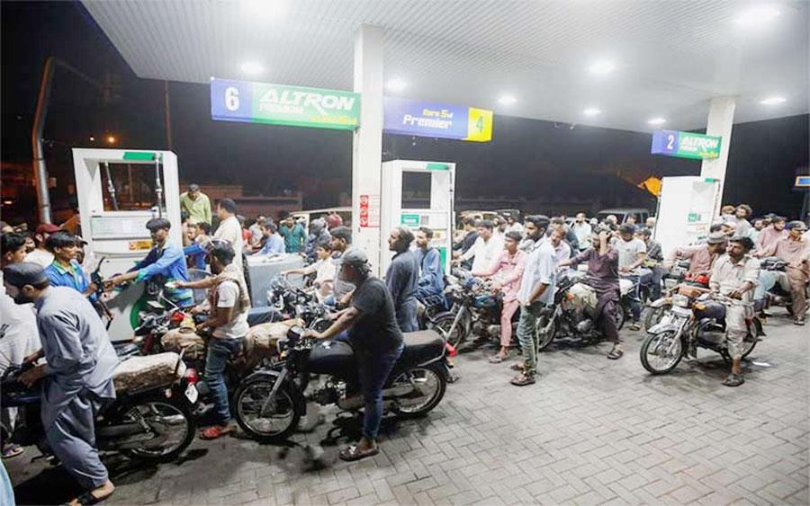 حکومت نے مٹی کا تیل اور لائٹ ڈیزل سستا کردیا، پیٹرول اور ڈیزل کی قیمت برقرار