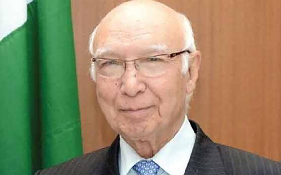 سابق وفاقی وزیر سابق وفاقی وزیر سرتاج عزیز ایچ ایٹ قبرستان میں سپرد خاک