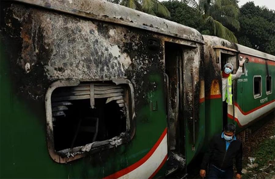 بنگلہ دیش ، ٹرین میں آتشزدگی سے 4افراد ہلاک