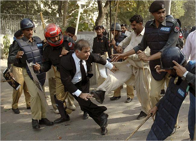 اسلام آباد کچہری میں پولیس اور وکلاء کے درمیان ہاتھا پائی