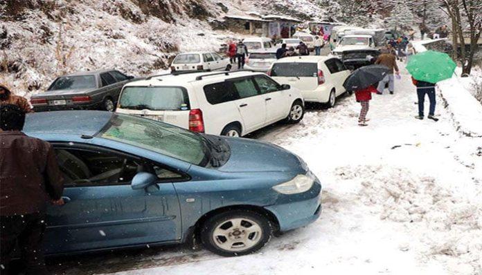 Snowfall brings tourists, traffic jams in Murree