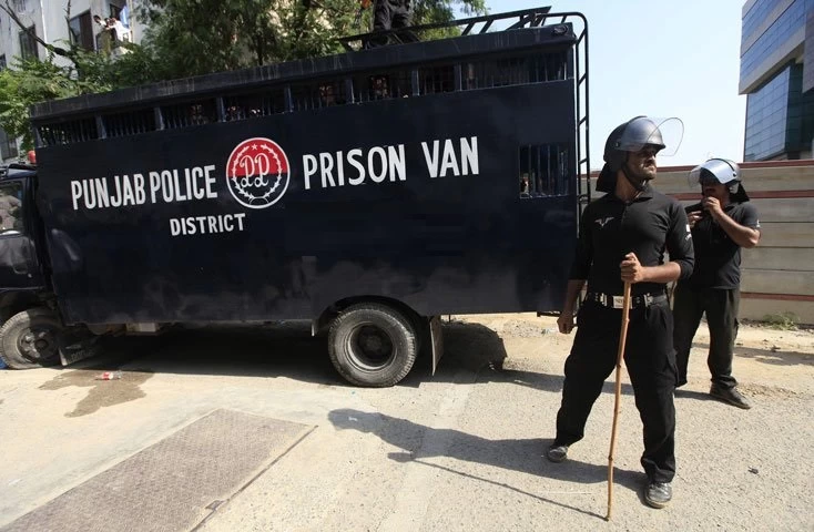 Prison van meets with accident at Lahore’s Mall Road
