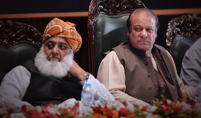 Maulana Fazl contacts Nawaz Sharif after PPP’s somersault