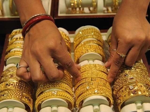 Gold price falls Rs1,900/tola