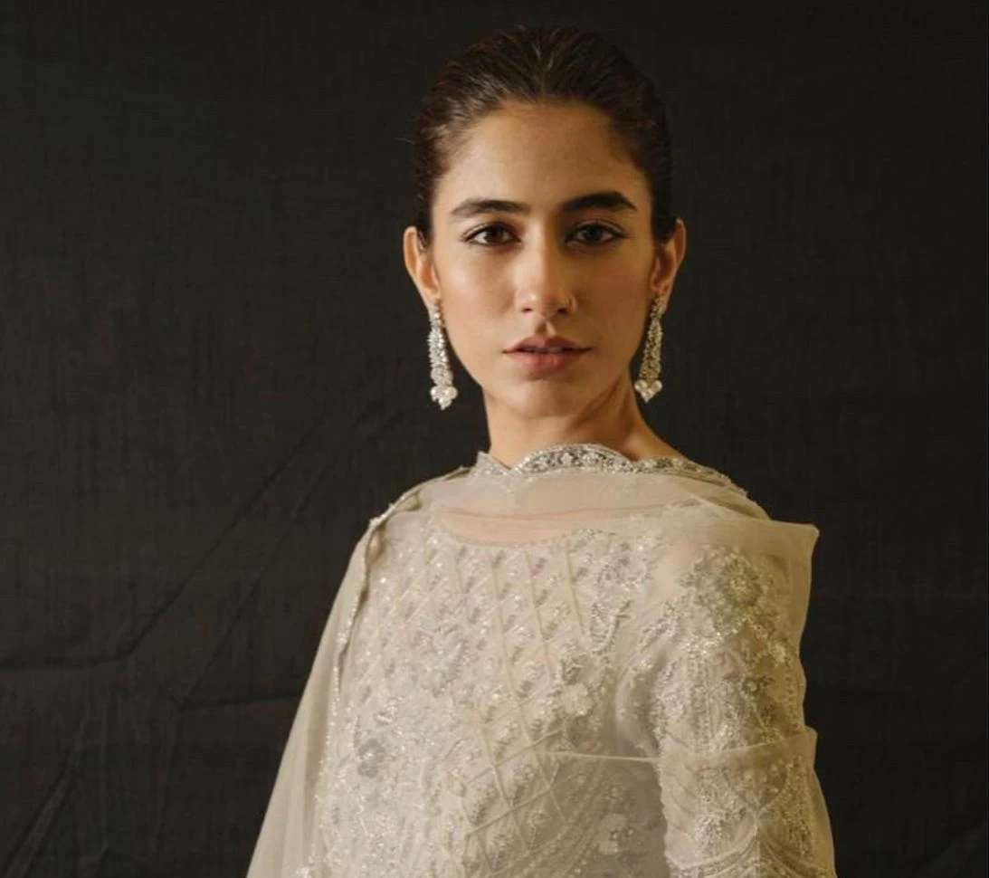 Syra Yousuf gives a befitting reply to troll making distasteful comments about her looks