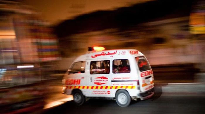 Seven injured as guard opens fire in Karachi