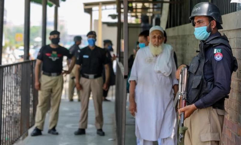 Man arrested outside Lahore court for carrying weapon