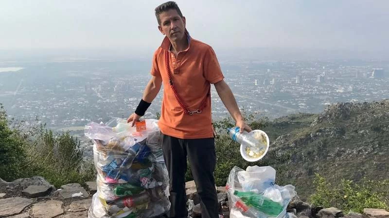 British High Commissioner picks up trash from Margalla, pics go viral