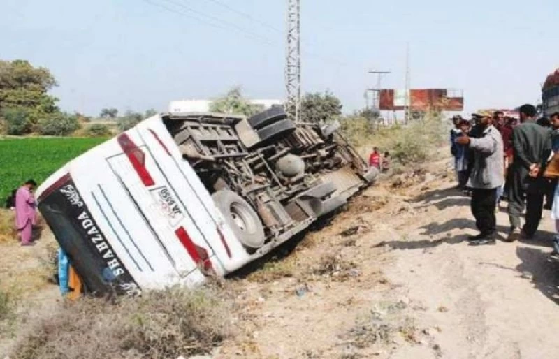 15 injured as bus overturns near Shikarpur