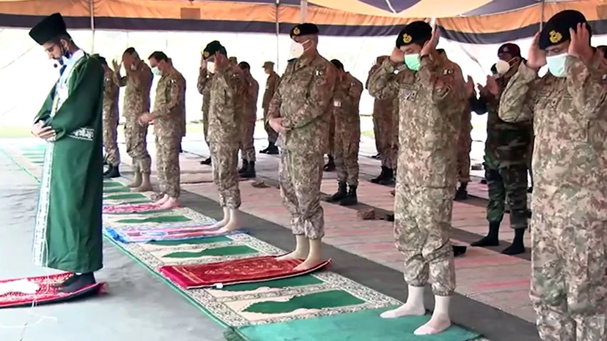 COAS offers Eid prayers with troops at LoC