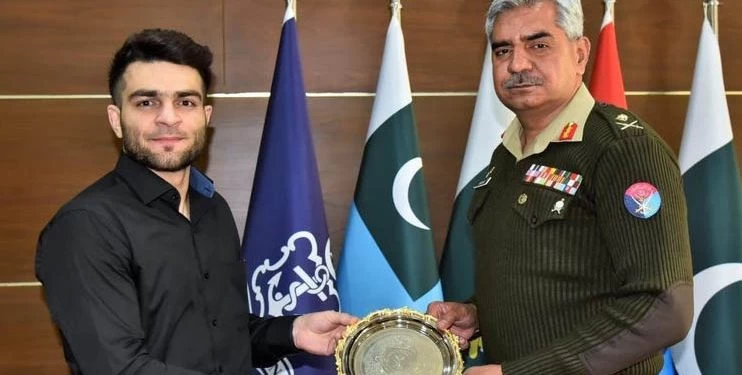 DG ISPR presents shield to MMA fighter on winning against India