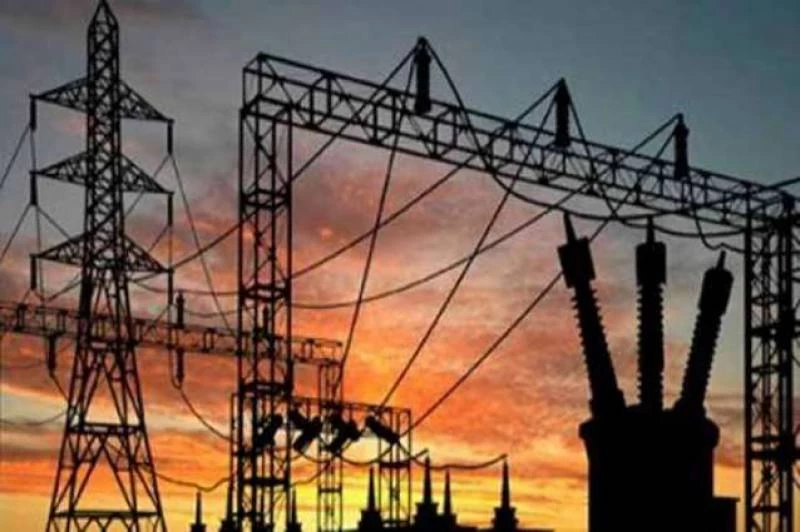 Minister Hammad suspends FESCO chief over prolonged power outages in Eid days