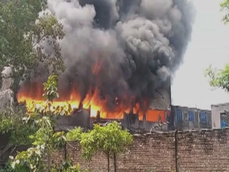 Two injured as massive fire engulfs plastic factory in Gujranwala