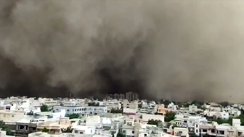 Netizens react as massive dust storm turns Karachi’s sky ‘brown’