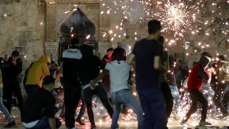Hundreds hurt as violent clashes erupt in Jerusalem