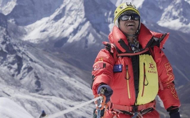 46-year old blind Chinese mountaineer climbs Mount Everest