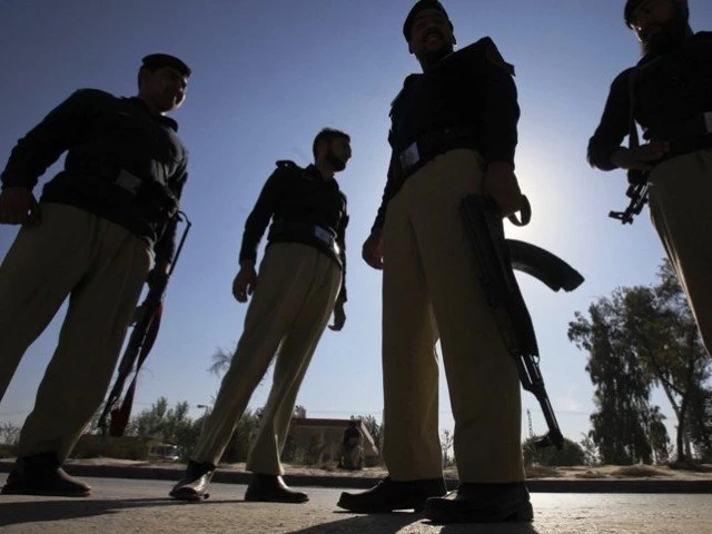 Two alleged criminals killed, as many police constables wounded in Karachi encounter