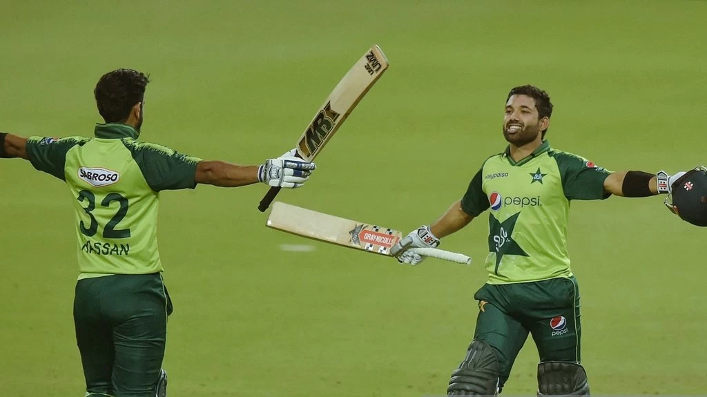 Pakistan beat South Africa in tight chase