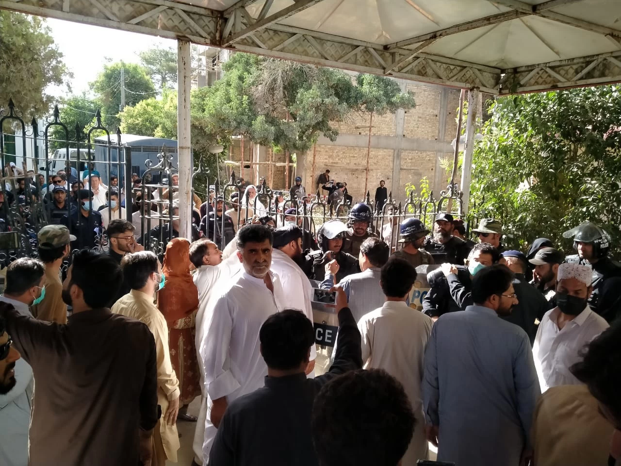 Balochistan budget: Opposition MPAs, police clash outside assembly