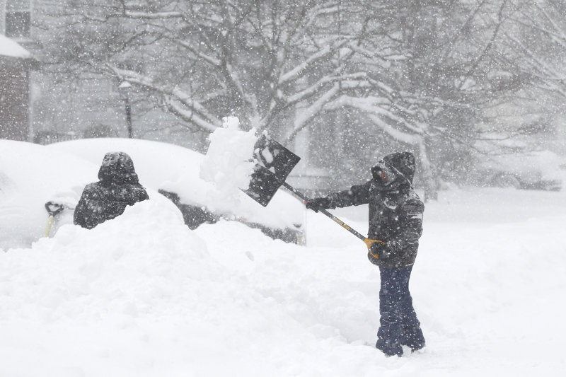 Massive winter storm lashes US east coast, brings New York City to standstill