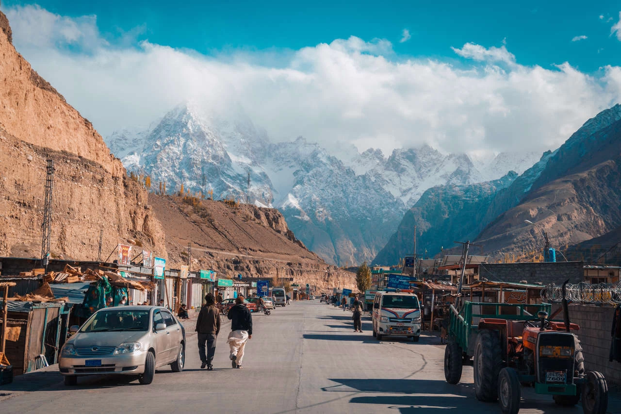 Traffic remains suspended on Karakoram Highway after landsliding in Chilas