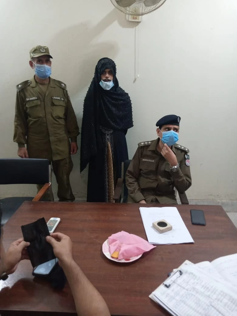 Police arrests burqa-wearing youth in Lahore court