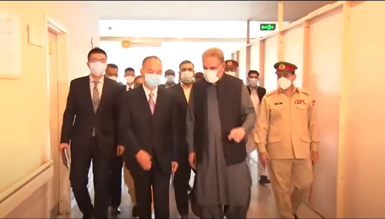 FM Qureshi, Chinese Ambassador visit CMH to meet injured Chinese in Dassu incident