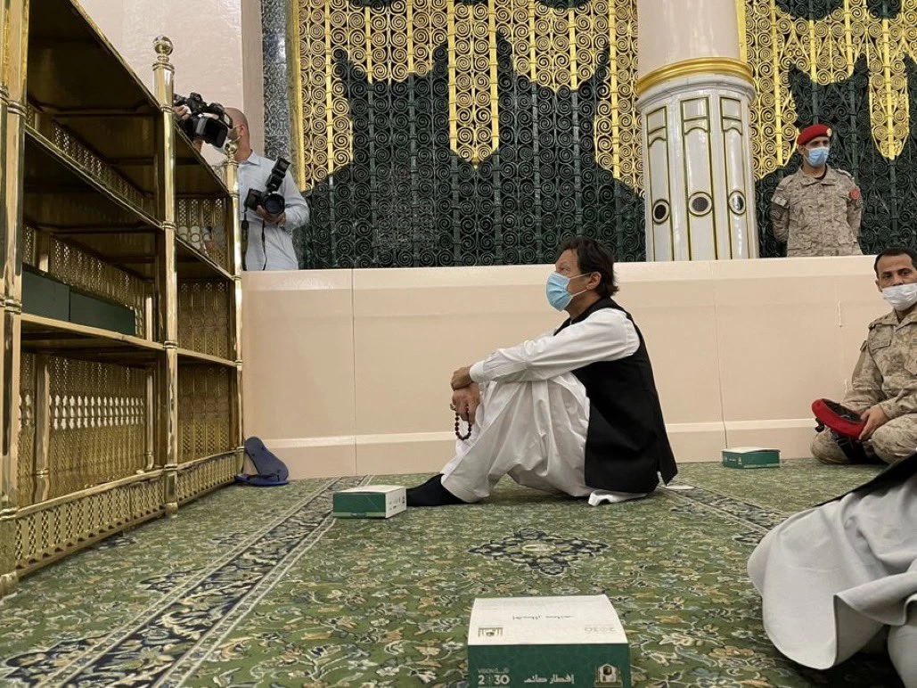 PM pays respect at Masjid-e-Nabawi