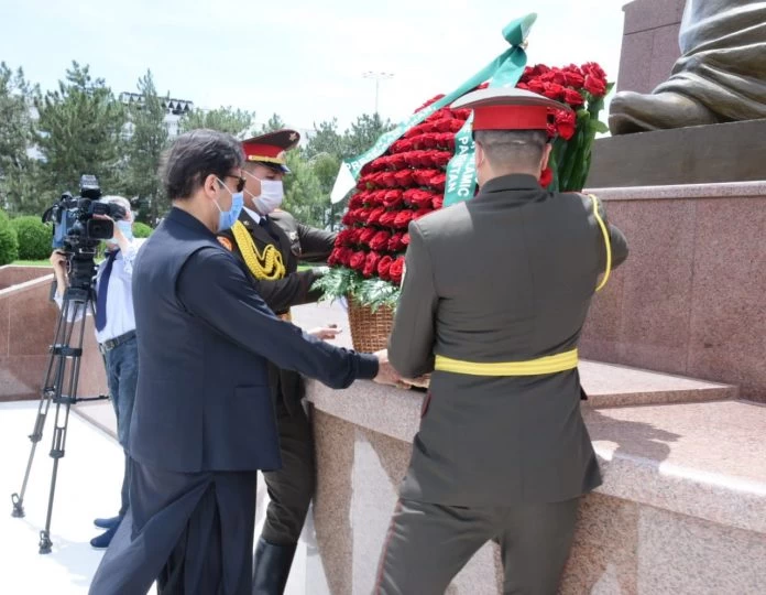 PM lays wreath at Uzbekistan’s Independence & Humanism Monument