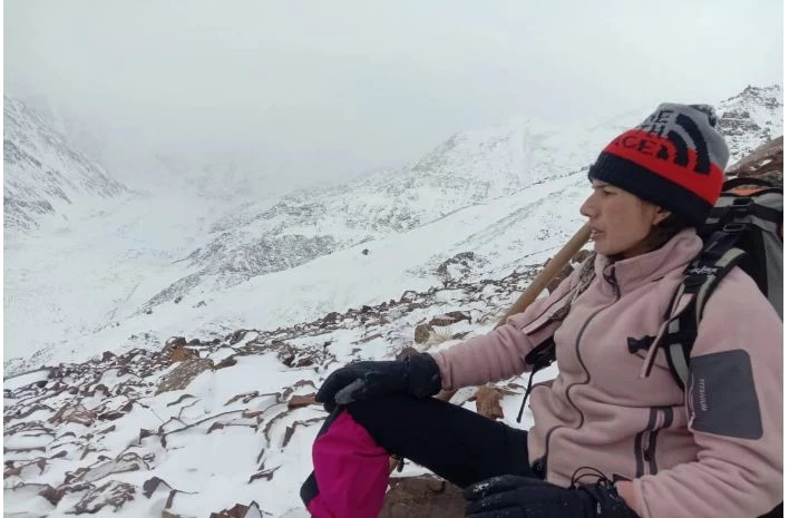 Story of a tradition-breaking girl who ascents challenging peaks