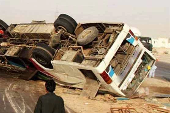 پاک افغان شاہراہ پر مسافر کوچ   اور مال بردار ٹرک میں تصادم ،3 افراد جاں بحق