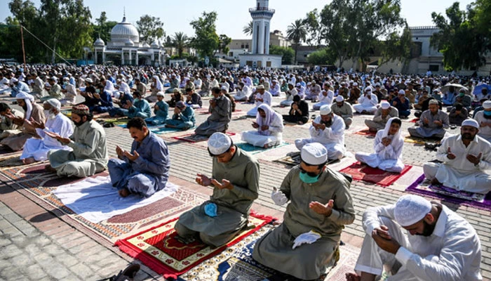 ملک بھر میں آج عید الفطر مذہبی  عقیدت واحترام اور سادگی   سے منائی جا رہی ہے