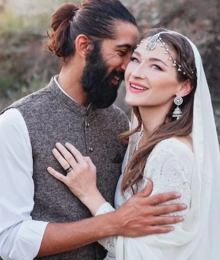 کینیڈین خاتون بائیکر نے پاکستانی دوست سے شادی کر لی، تصاویر وائرل