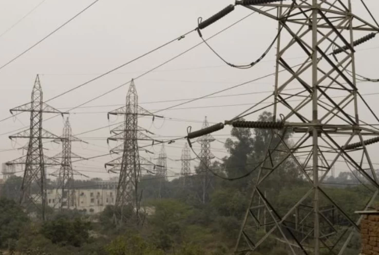 لاہور میں تیز آندھی سے بجلی کا ترسیلی نظام متاثر