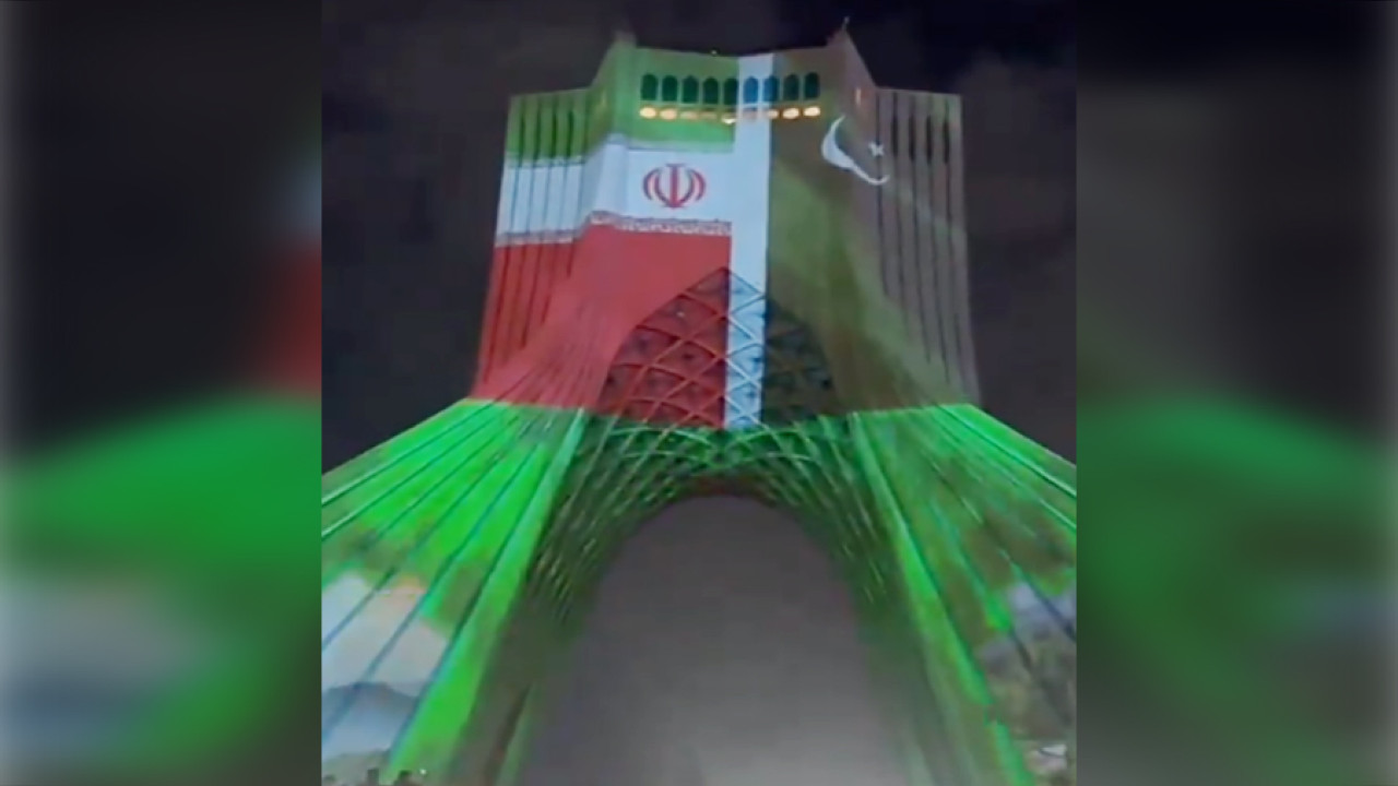 یوم پاکستان کے موقع پر تہران کے آزادی سکوائر پر ایران اور پاکستان کے پرچم منور
