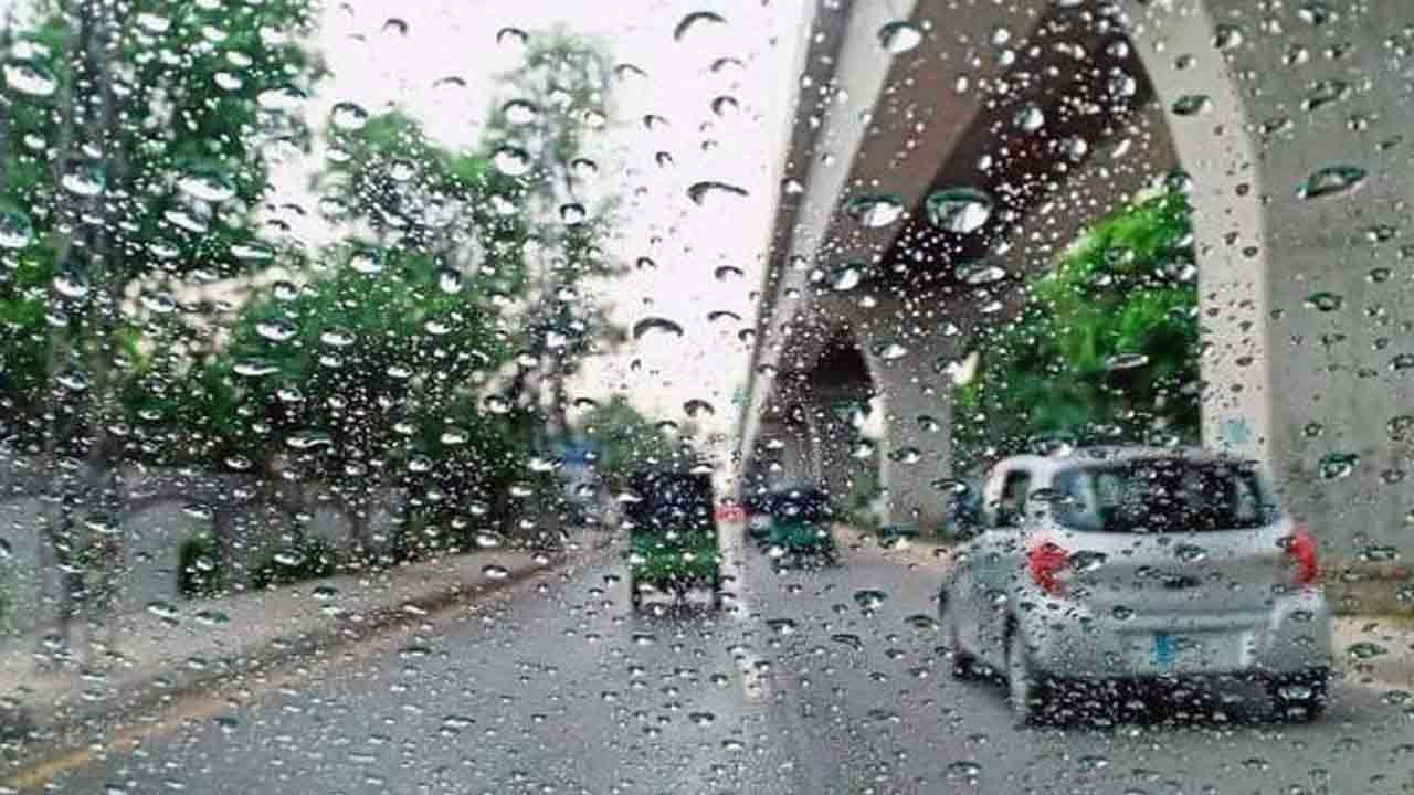لاہور سمیت پنجاب کے مختلف شہروں میں  بارش کے باعث موسم خوشگوار