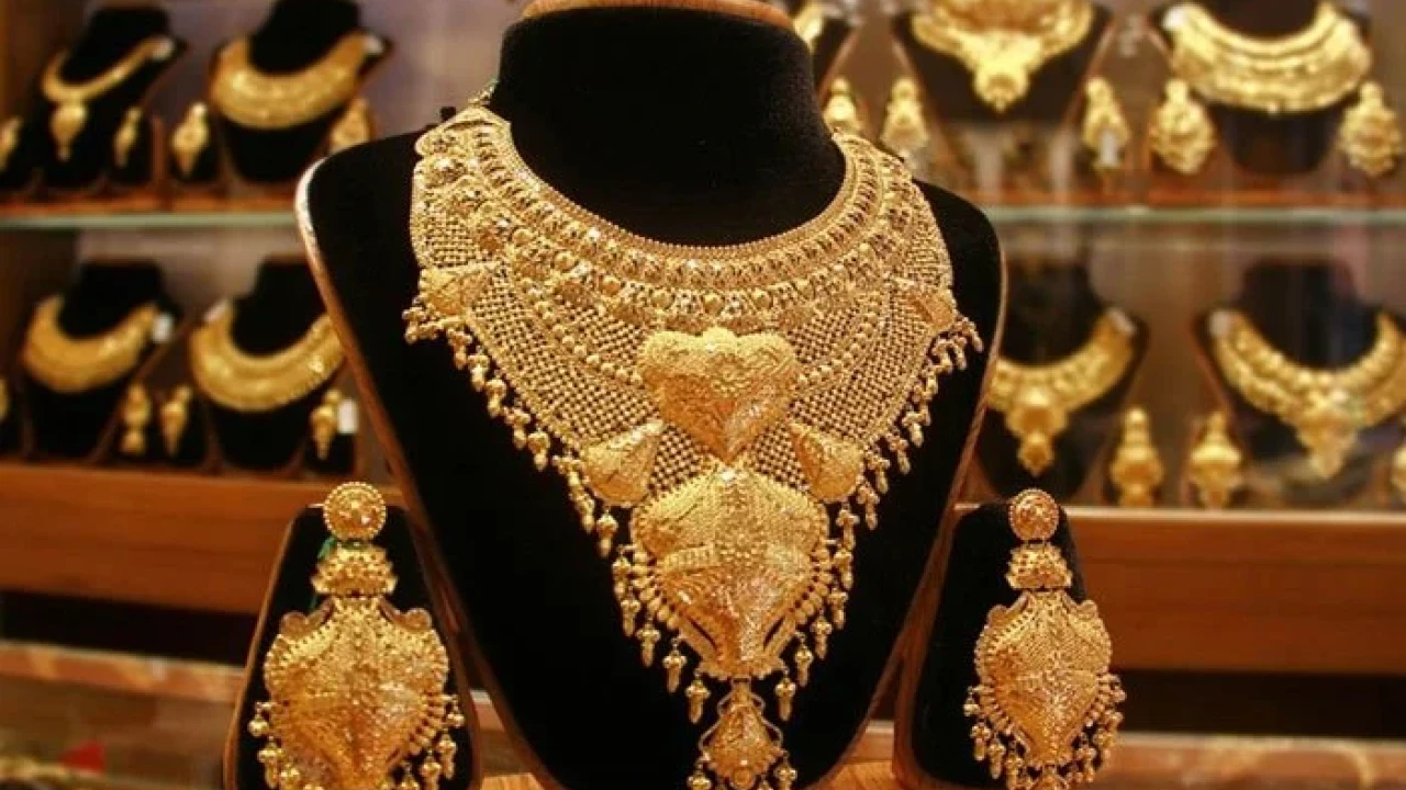 Gold price high by Rs1200 per tola in Pakistan