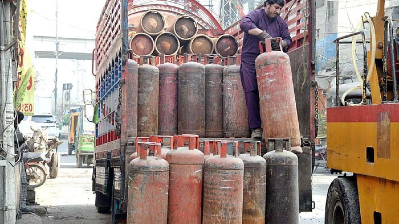 Price of domestic LPG cylinder low by Rs76.9