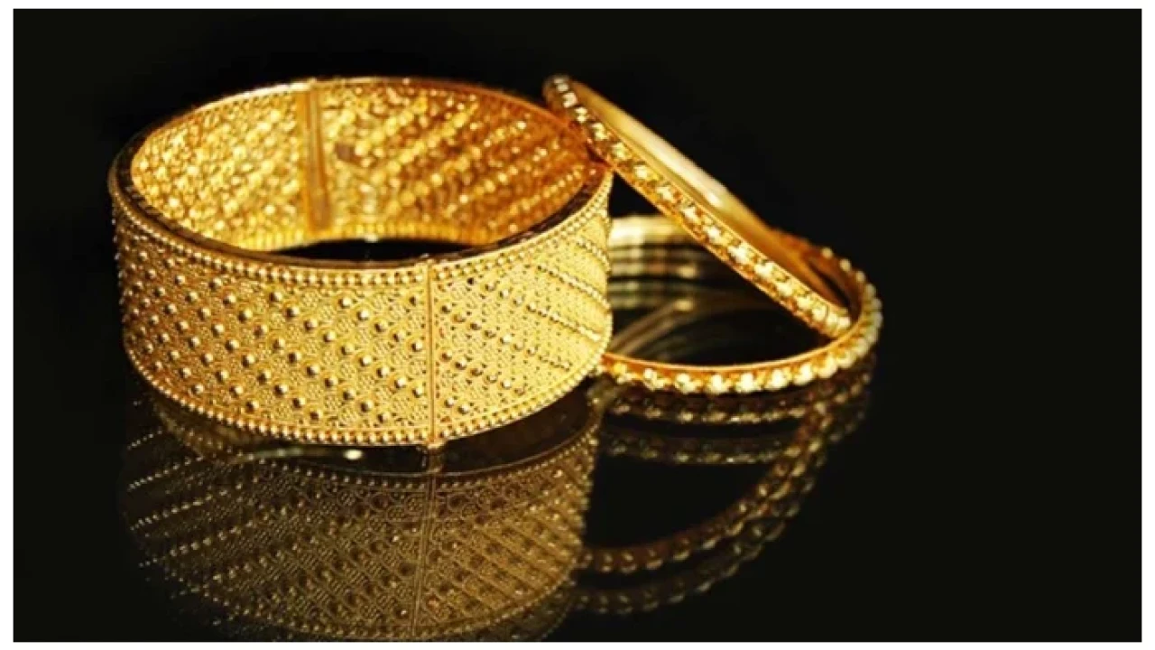 Gold prices high by Rs2200 per tola in Pakistan