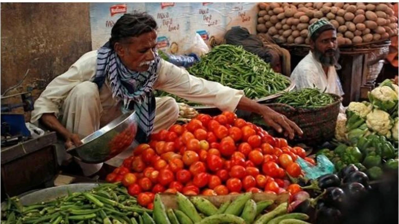 Tomatoes price increase by Rs100 per kg