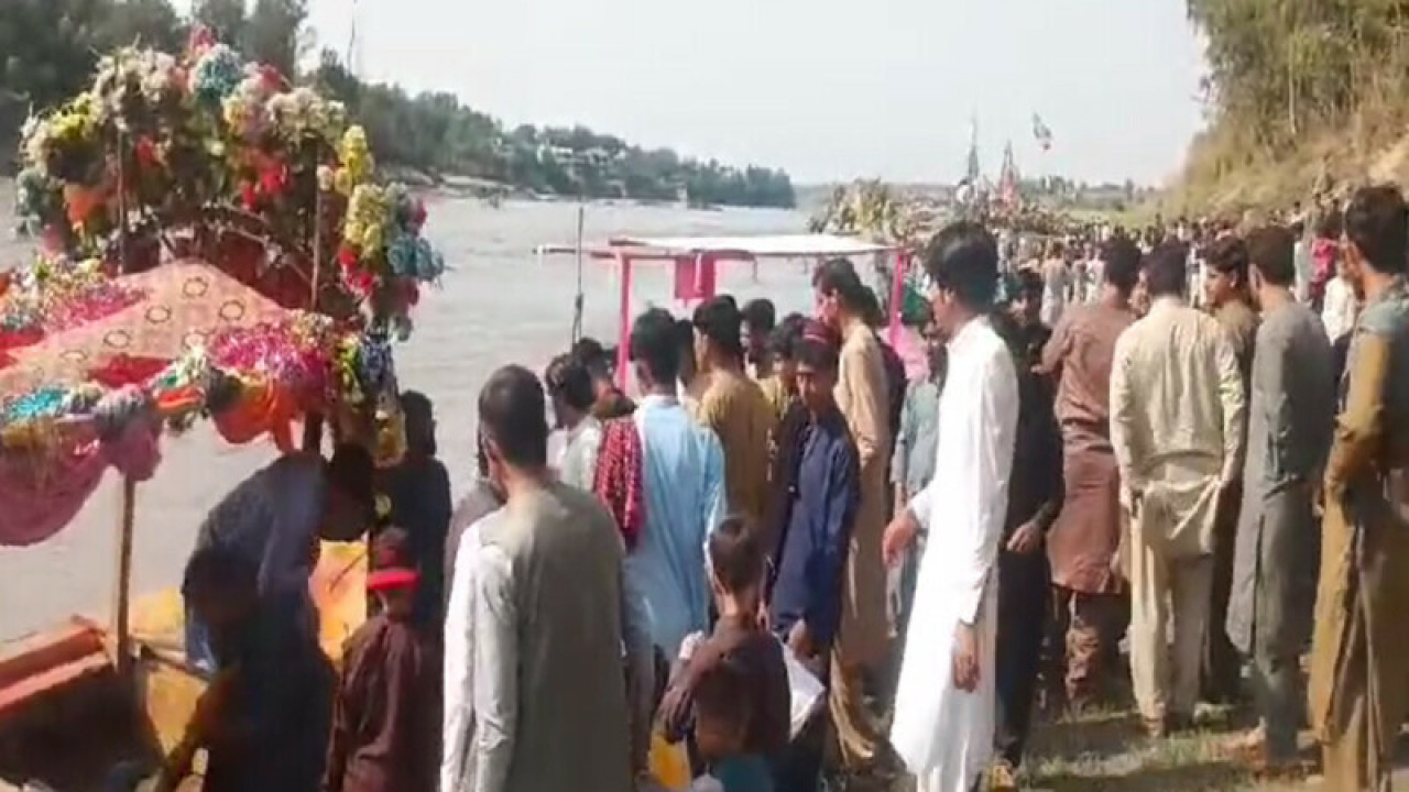 نوشہرہ سیاحتی مقام کنڈ پارک  میں سیاحوں کی کشتی ڈوب گئی
