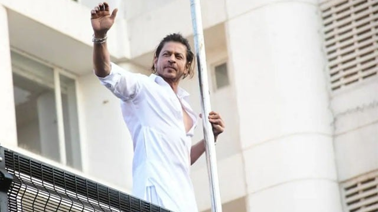 شاہ رخ خان کی  اپنے گھر منت کی بالکونی سے مداحوں کو عید کی مبارکباد